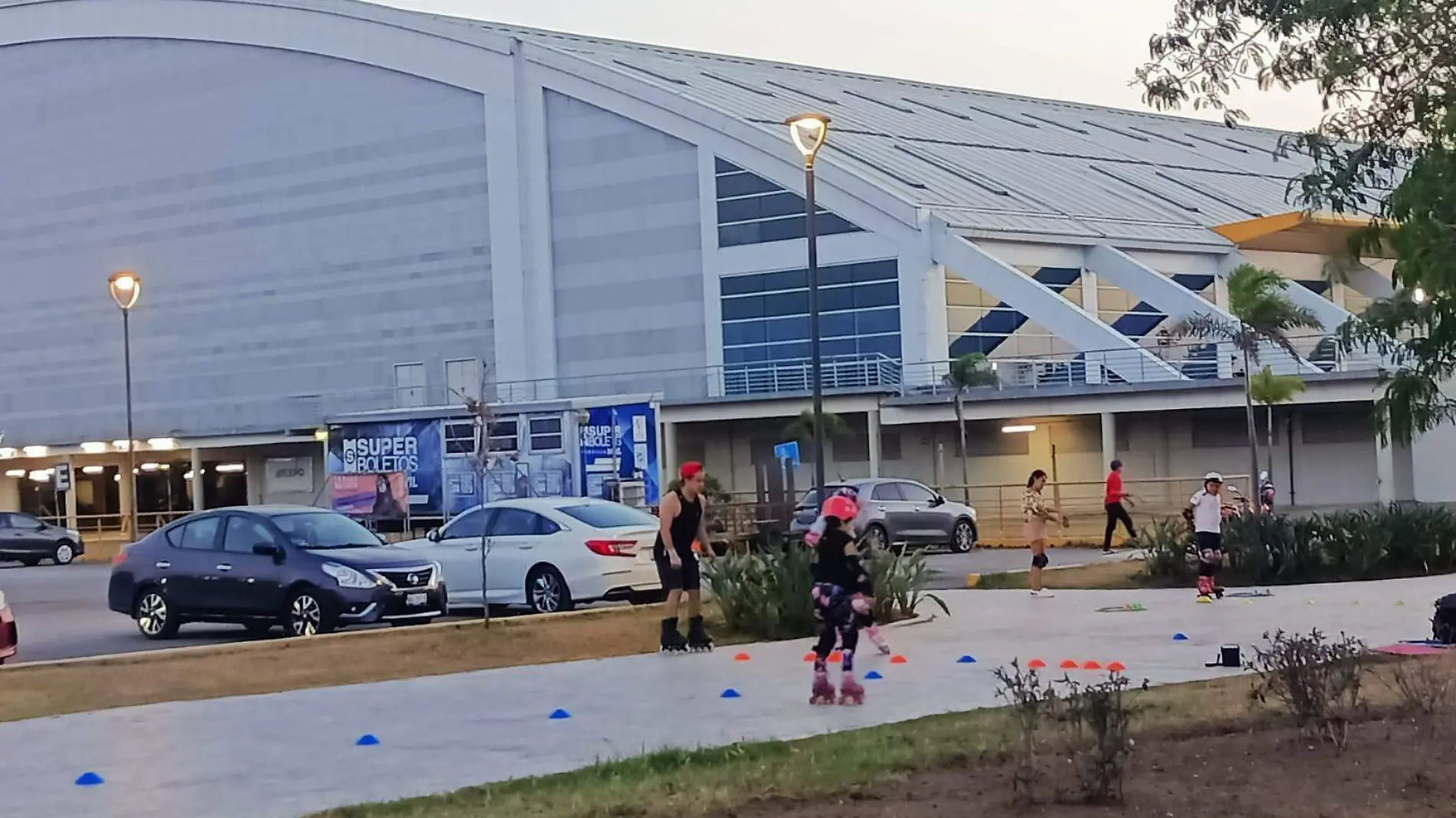 Enseñan a patinar tanto a niños como a adultos